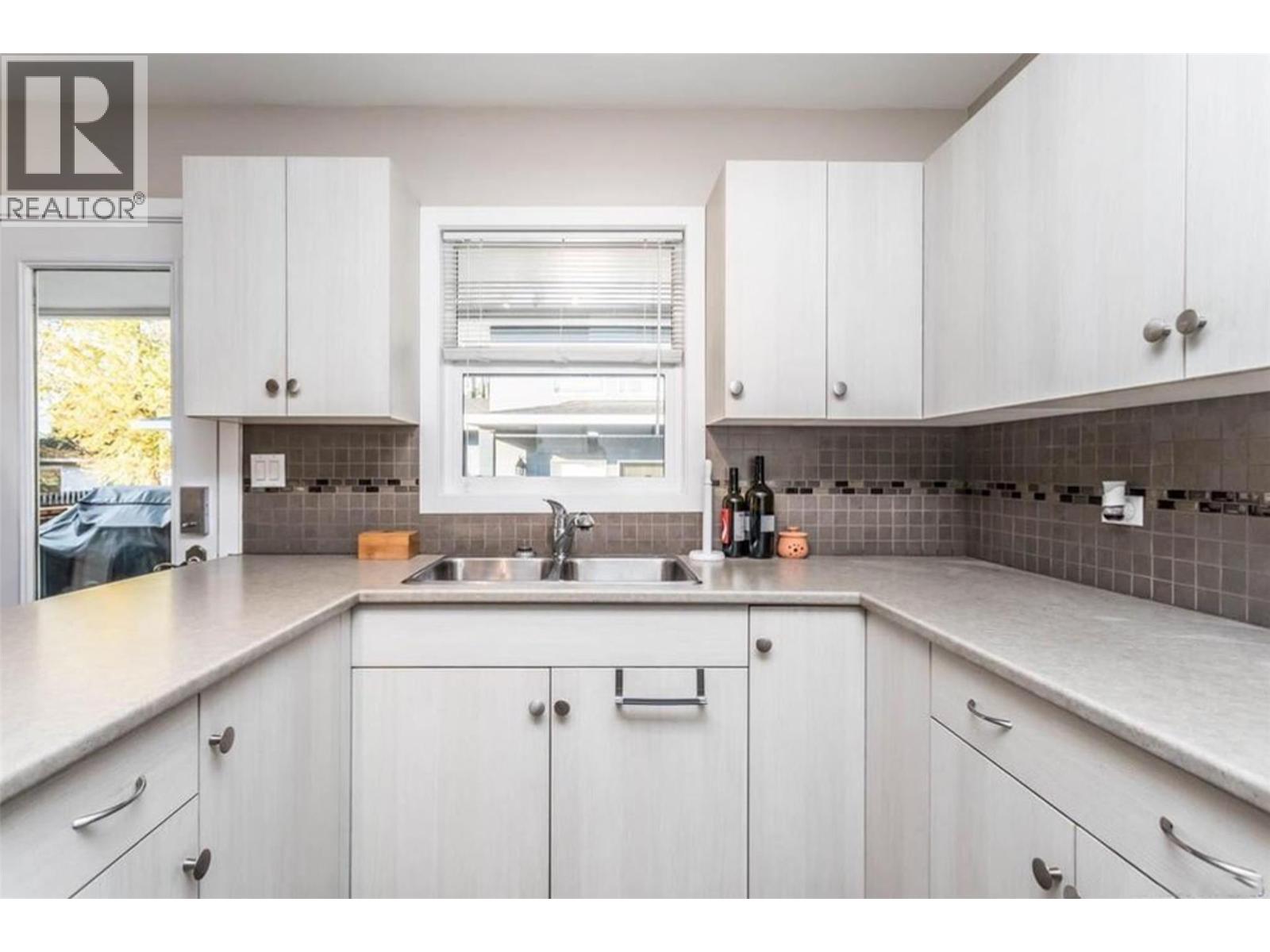  930-932 Lawson Avenue, Kelowna