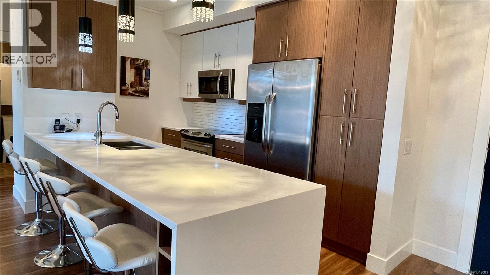 405 740 TRAVINO Lane, Saanich