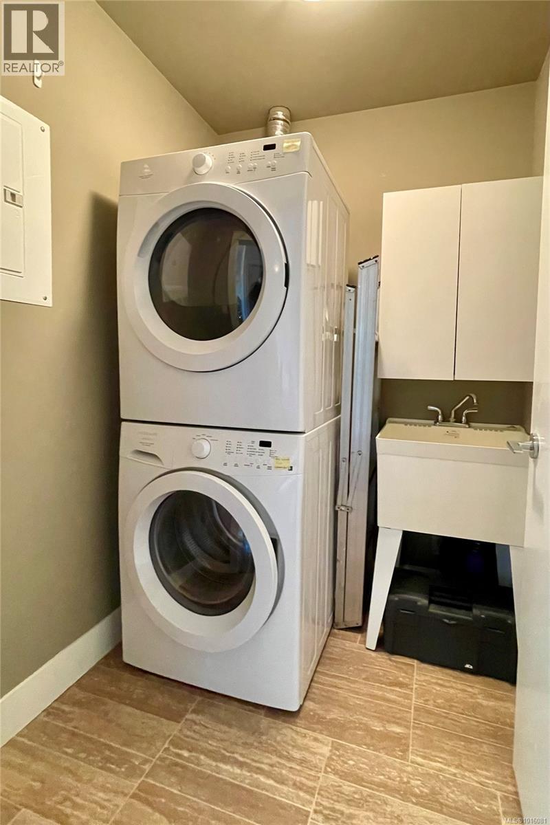 405 740 TRAVINO Lane, Saanich