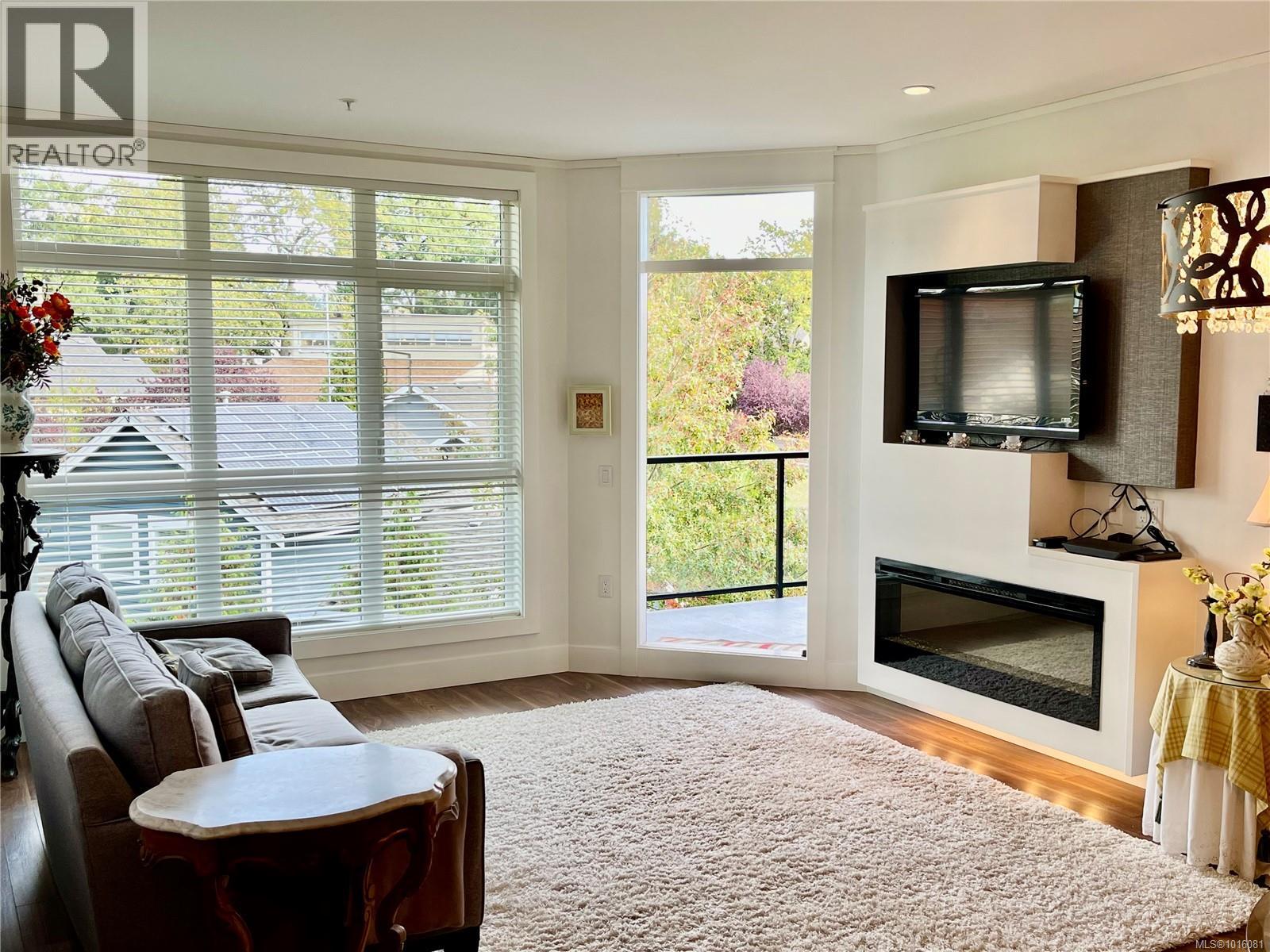 405 740 TRAVINO Lane, Saanich