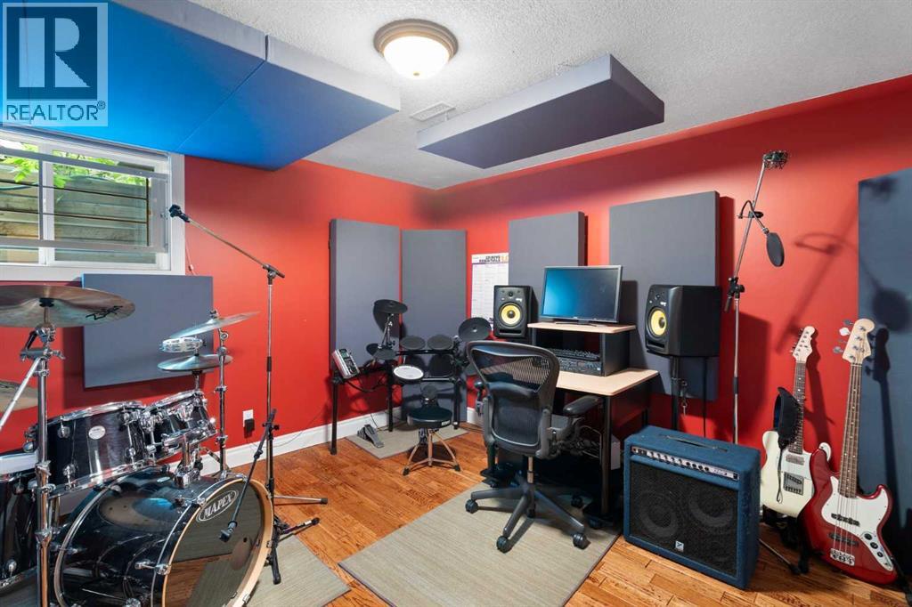 Single Family House for Sale in  Broadview Road NW West Hillhurst Calgary 