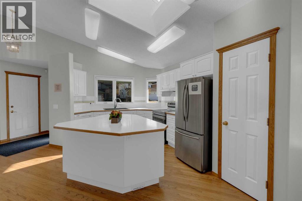 Single Family House Bungalow for Sale in  Edgebrook Heights NW Edgemont Calgary 