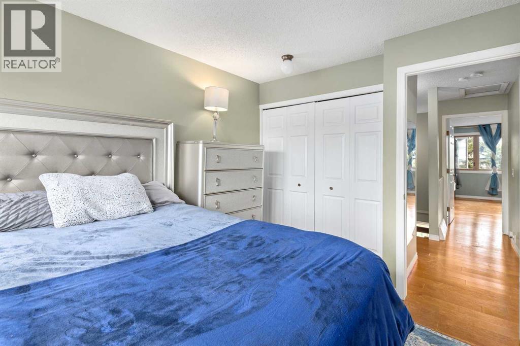 Single Family House 4 Level for Sale in  Glamis Terrace SW Glamorgan Calgary 