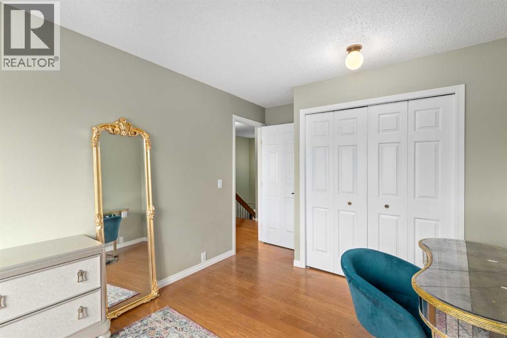 Single Family House 4 Level for Sale in  Glamis Terrace SW Glamorgan Calgary 