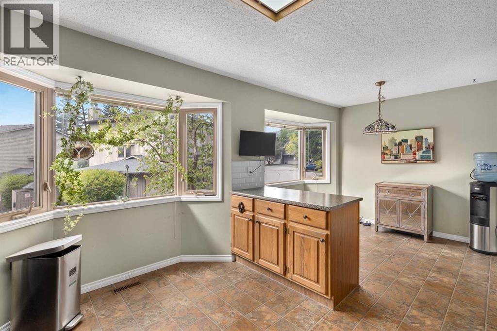 Single Family House 4 Level for Sale in  Glamis Terrace SW Glamorgan Calgary 