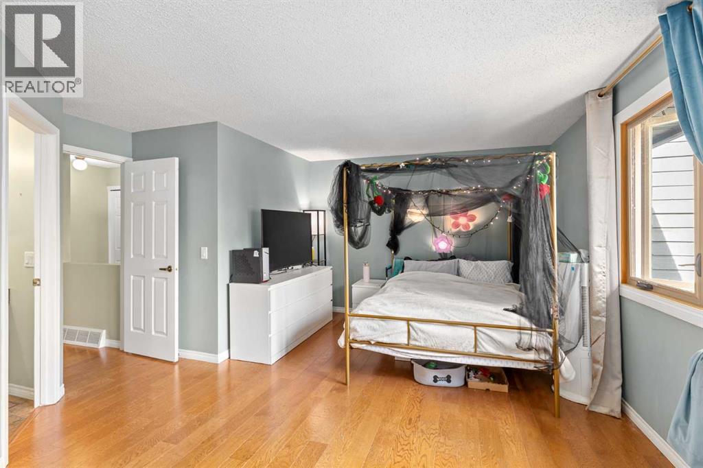 Single Family House 4 Level for Sale in  Glamis Terrace SW Glamorgan Calgary 