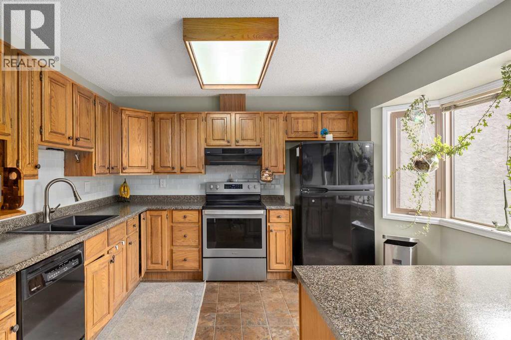 Single Family House 4 Level for Sale in  Glamis Terrace SW Glamorgan Calgary 