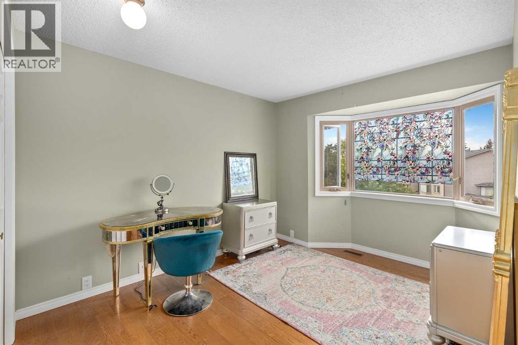 Single Family House 4 Level for Sale in  Glamis Terrace SW Glamorgan Calgary 