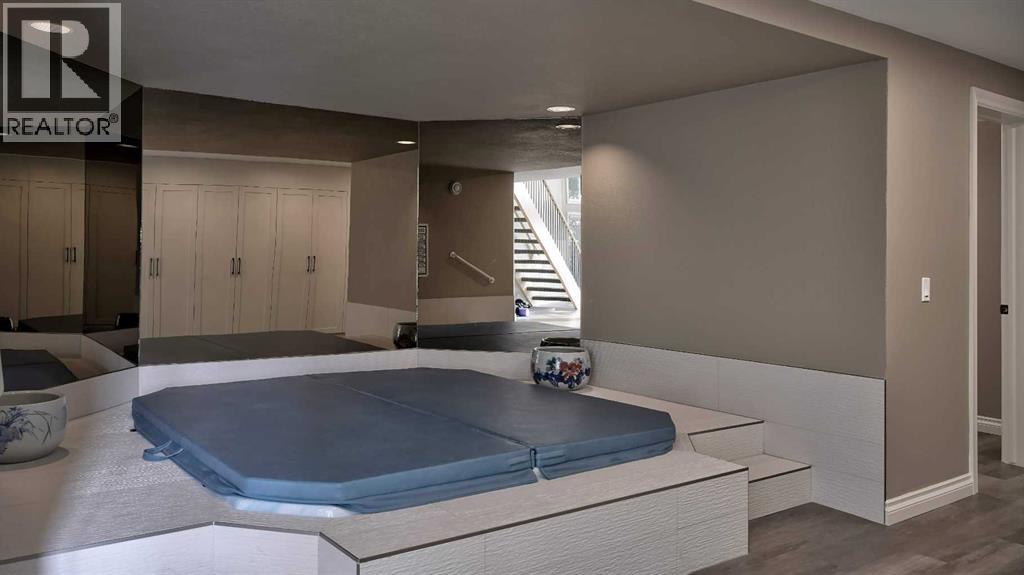 Single Family House for Sale in  Edelweiss Point NW Edgemont Calgary 