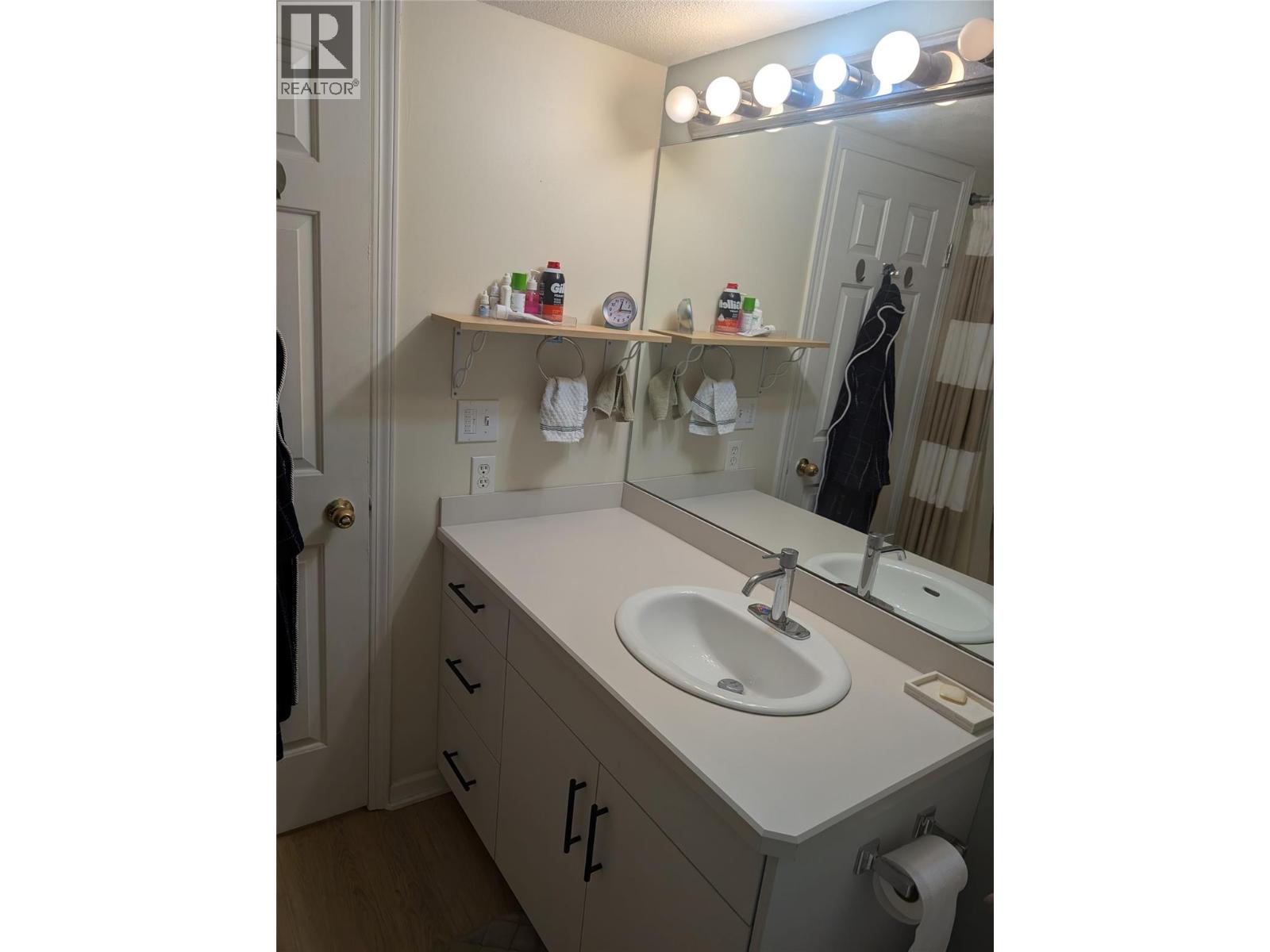 203 993 KLO Road, Kelowna