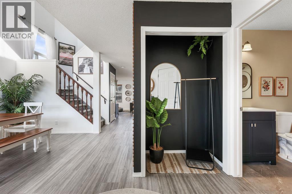 Single Family House for Sale in  Douglas Ridge Way SE Douglasdale/Glen Calgary 