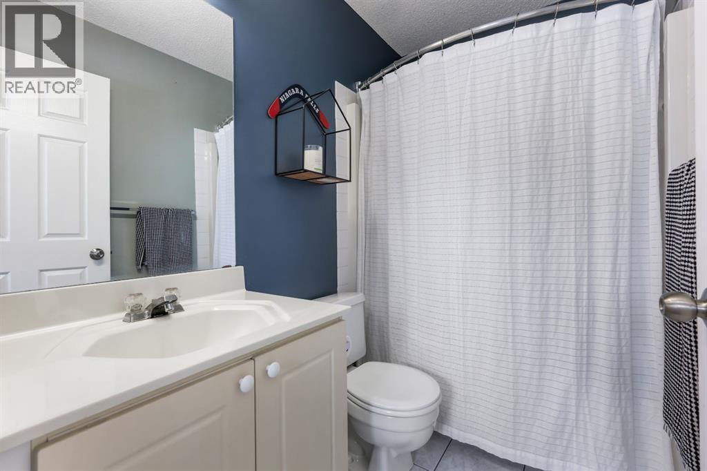 Single Family House for Sale in  Douglas Ridge Way SE Douglasdale/Glen Calgary 