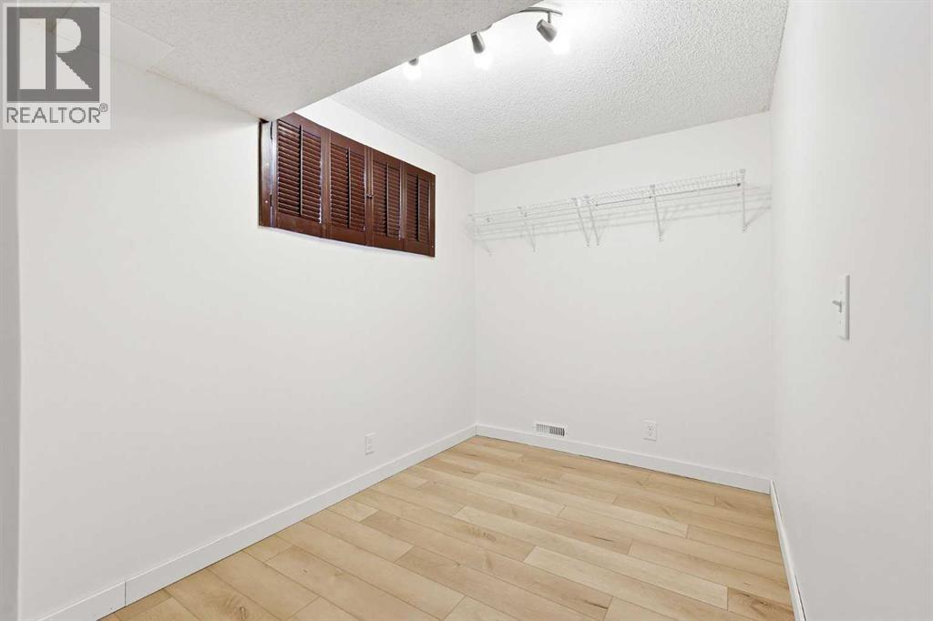 Single Family House Bi-level for Sale in  Macewan Glen Road NW MacEwan Glen Calgary 