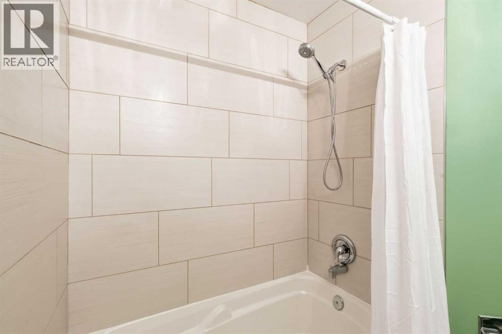 Single Family House Bi-level for Sale in  Macewan Glen Road NW MacEwan Glen Calgary 