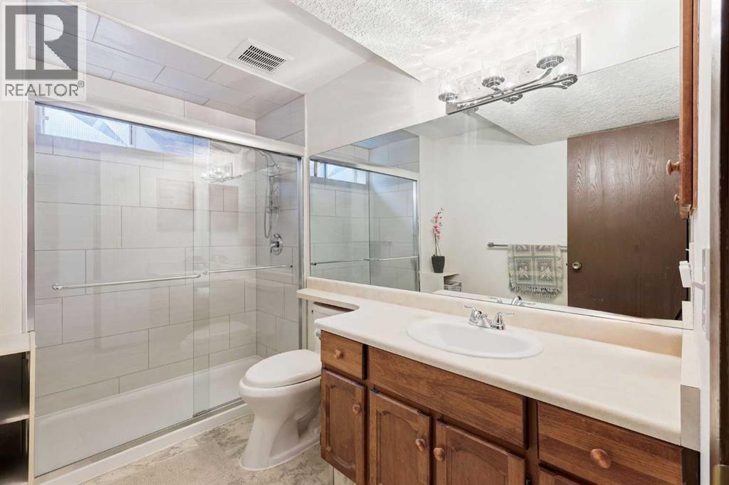 Single Family House Bi-level for Sale in  Macewan Glen Road NW MacEwan Glen Calgary 