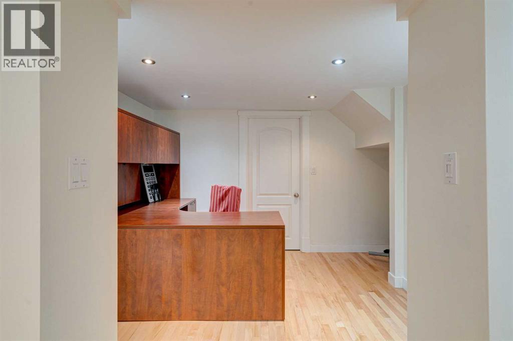 Single Family House for Sale in  Tuscany Estates Close NW Tuscany Calgary 