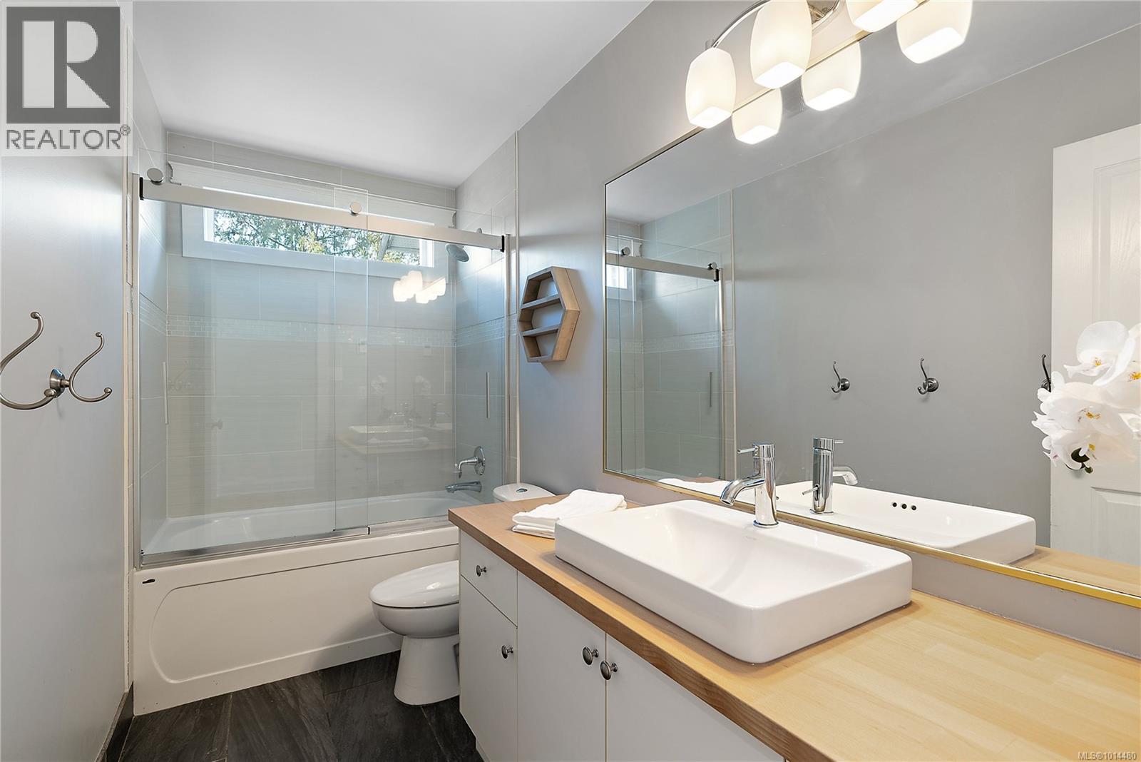  1290 Lidgate Court, Saanich