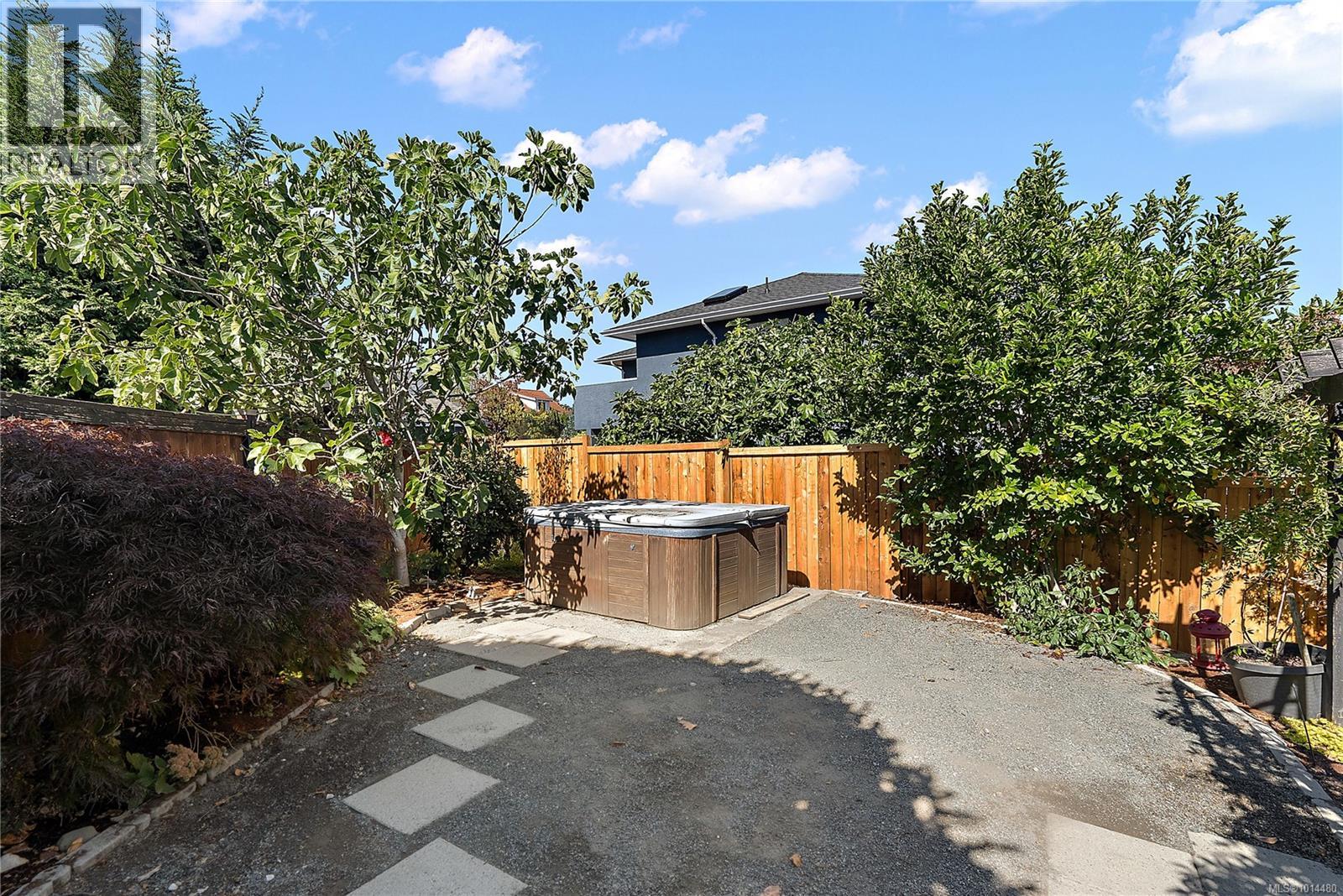  1290 Lidgate Court, Saanich