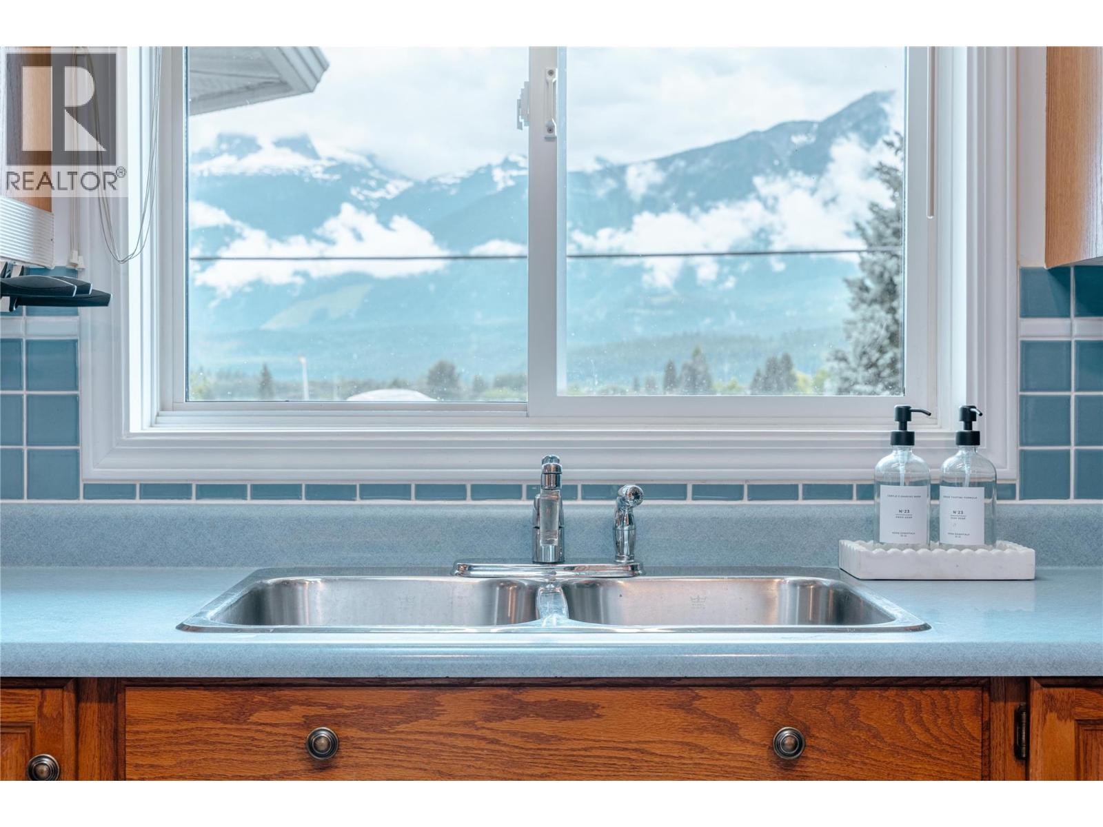 139 Track Street Street E, Revelstoke