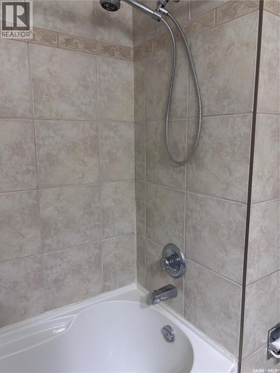 Single Family House Bi-level for Sale in  th AVENUE NE Swift Current 