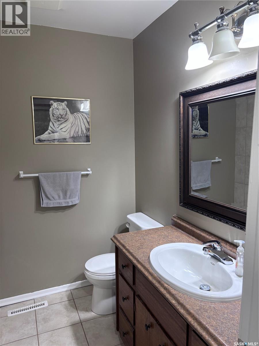 Single Family House Bi-level for Sale in  th AVENUE NE Swift Current 