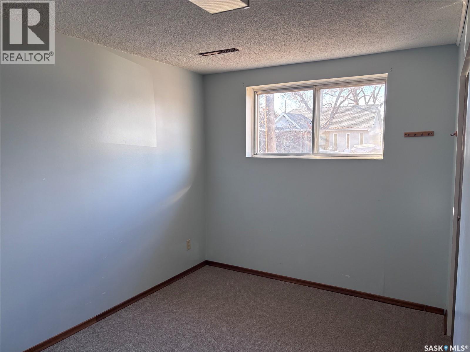 Single Family House Bi-level for Sale in  th AVENUE NE Swift Current 