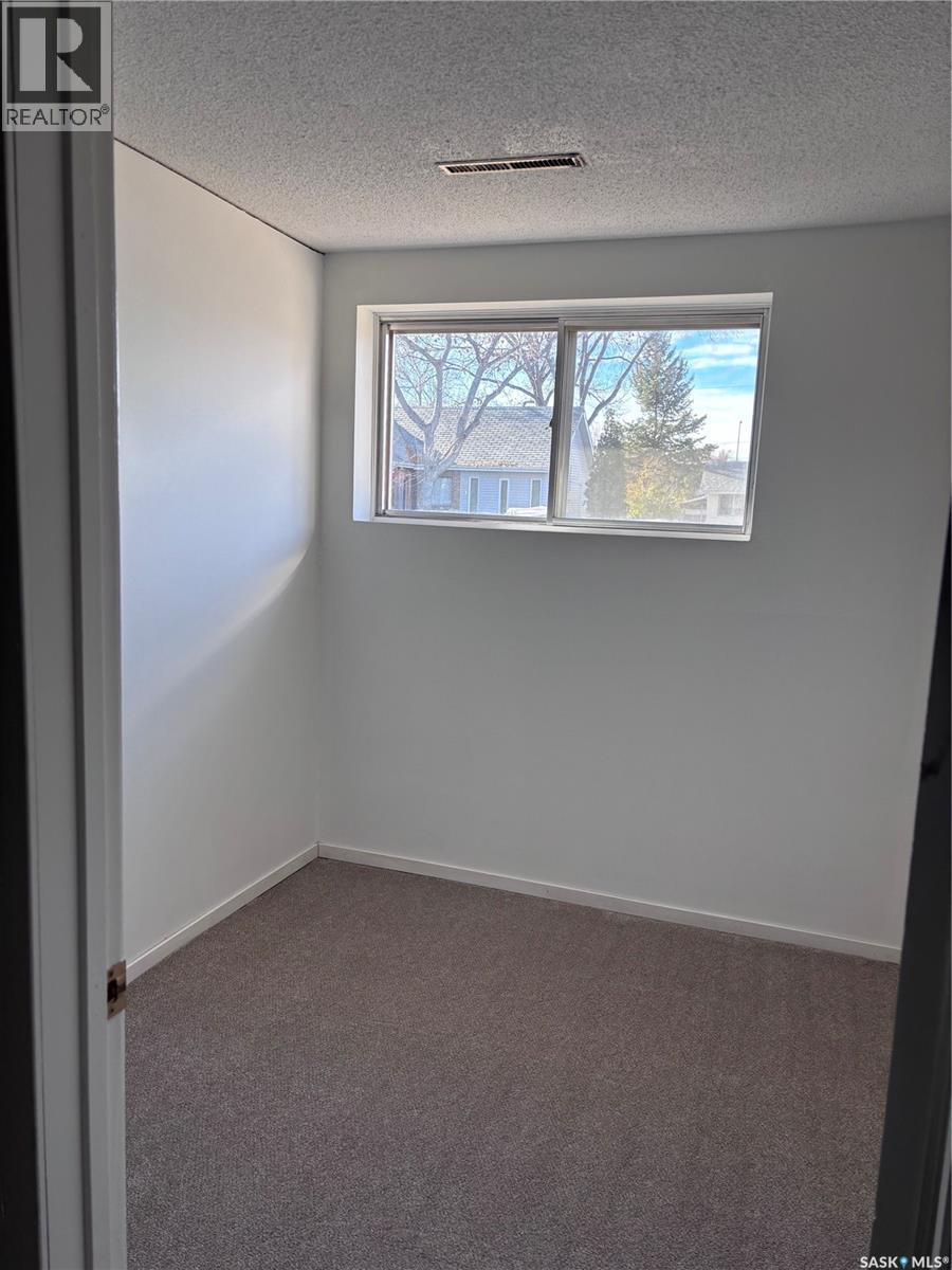 Single Family House Bi-level for Sale in  th AVENUE NE Swift Current 
