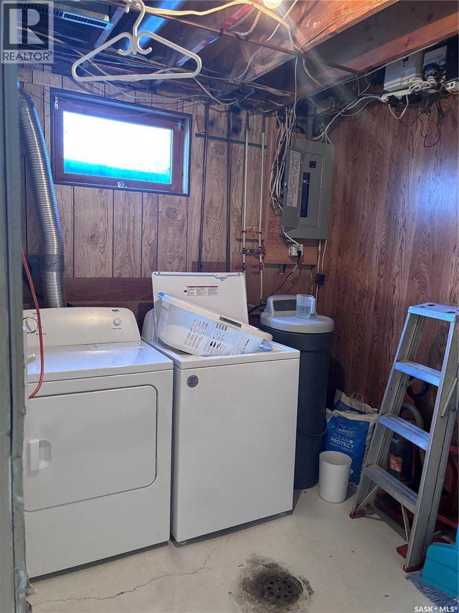 Single Family House Bi-level for Sale in  th AVENUE NE Swift Current 