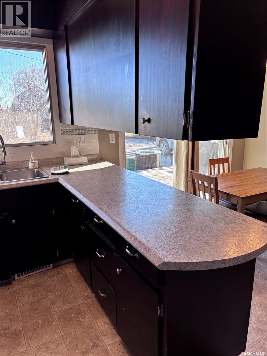 Single Family House Bi-level for Sale in  th AVENUE NE Swift Current 