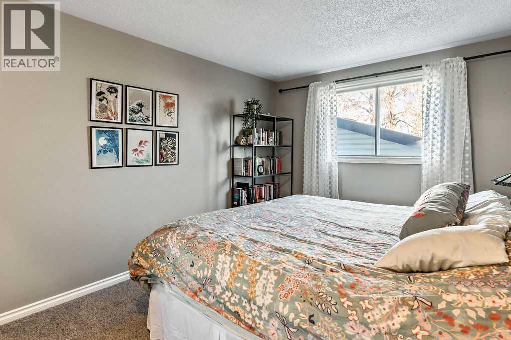Single Family House 4 Level for Sale in  Woodfield Close SW Woodbine Calgary 
