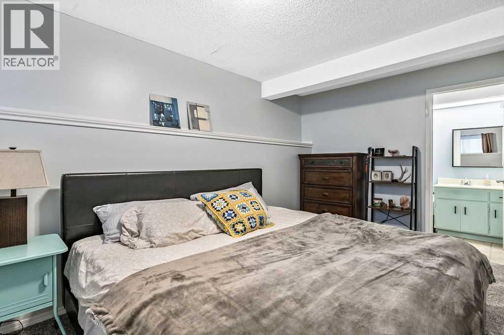 Single Family House 4 Level for Sale in  Woodfield Close SW Woodbine Calgary 