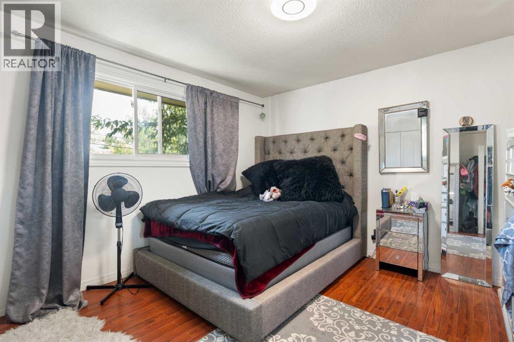 Single Family House Bi-level for Sale in  Dover Crescent SE Dover Calgary 