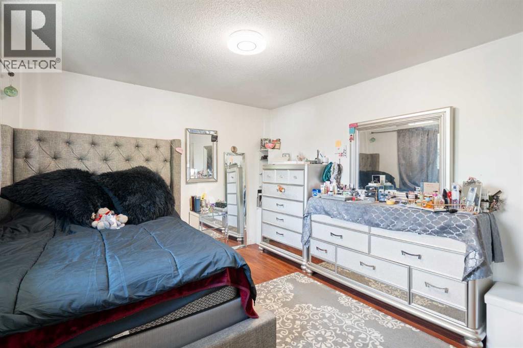 Single Family House Bi-level for Sale in  Dover Crescent SE Dover Calgary 