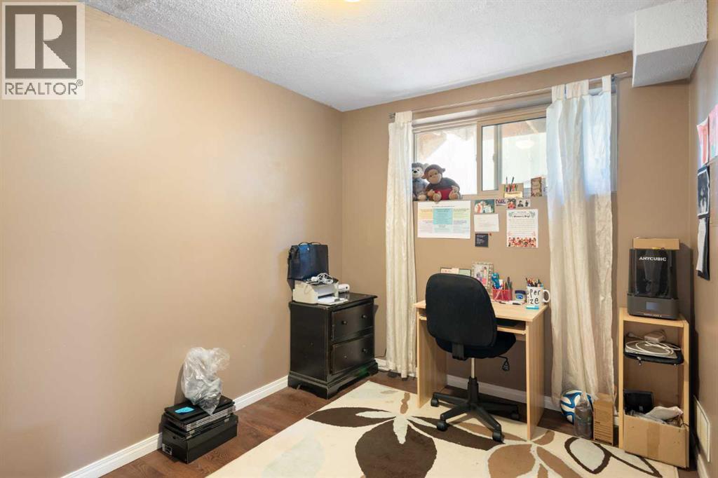 Single Family House Bi-level for Sale in  Dover Crescent SE Dover Calgary 