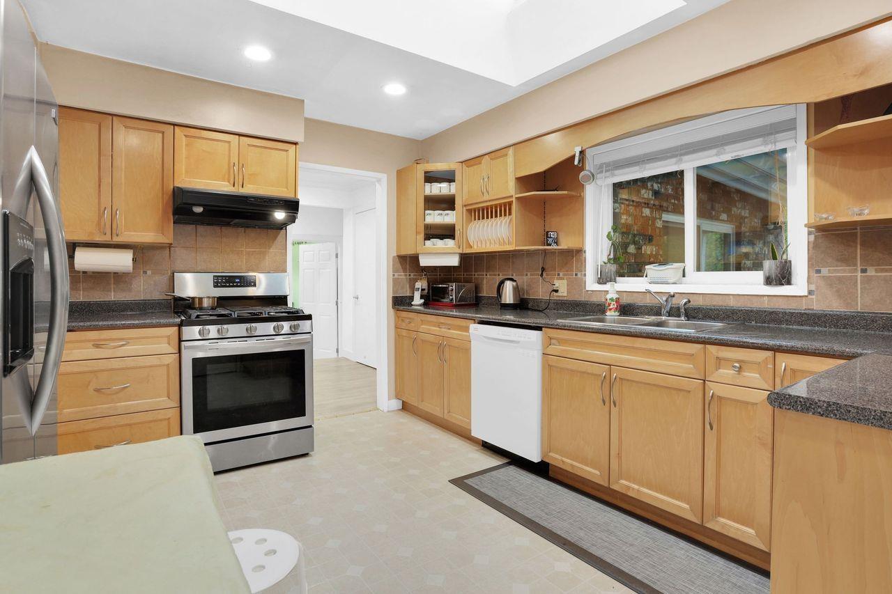 8386 144 Street - photo 2