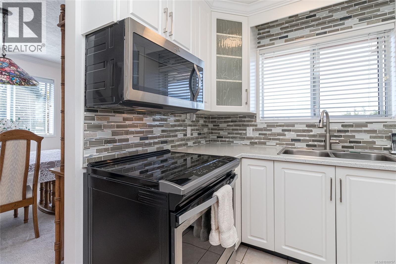 401 2354 Brethour Avenue, Sidney