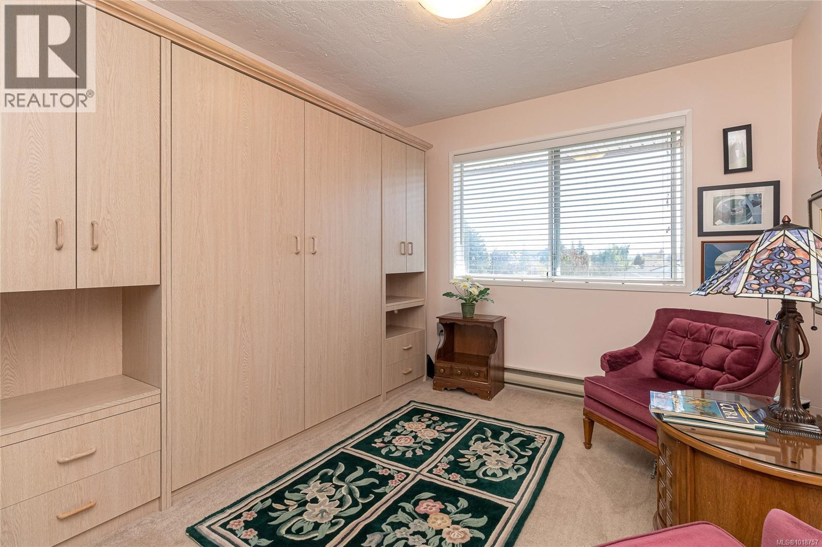 401 2354 Brethour Avenue, Sidney