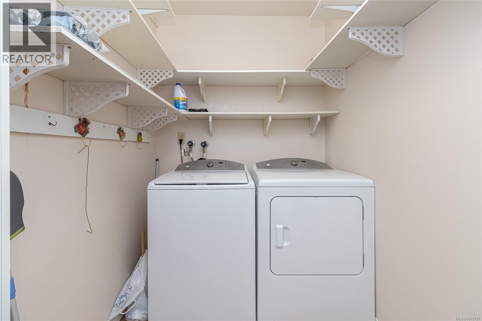 401 2354 Brethour Avenue, Sidney