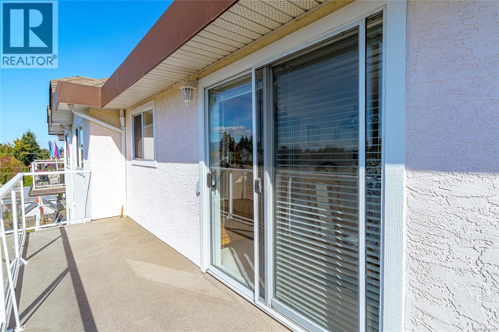 401 2354 Brethour Avenue, Sidney