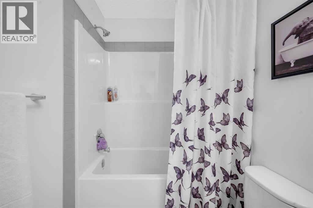 Single Family House for Sale in  Wolf Creek Rise SE Wolf Willow Calgary 