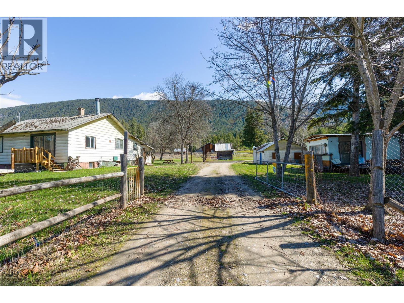  4251 Mikkelson Frontage Road, Tappen