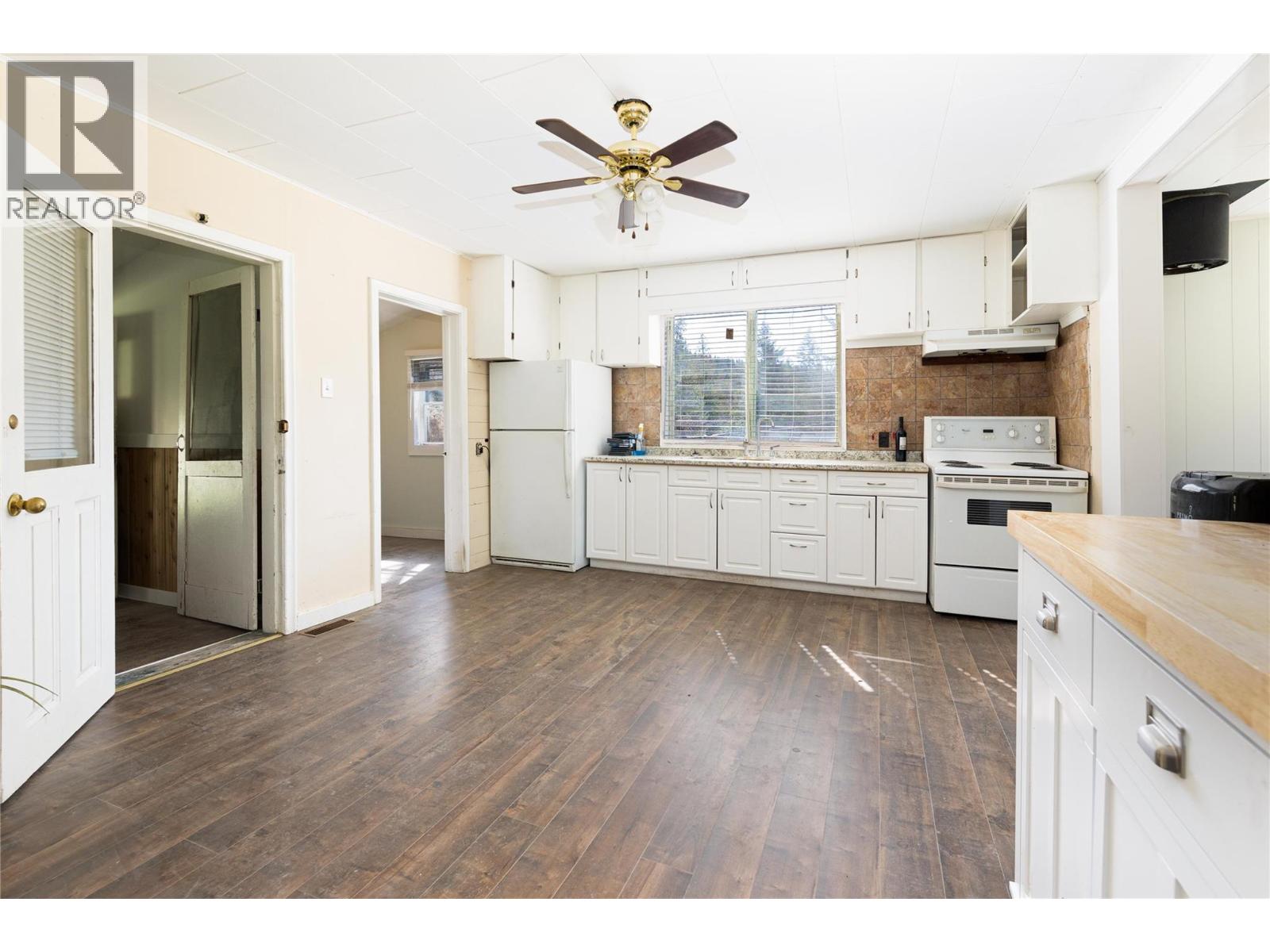  4251 Mikkelson Frontage Road, Tappen