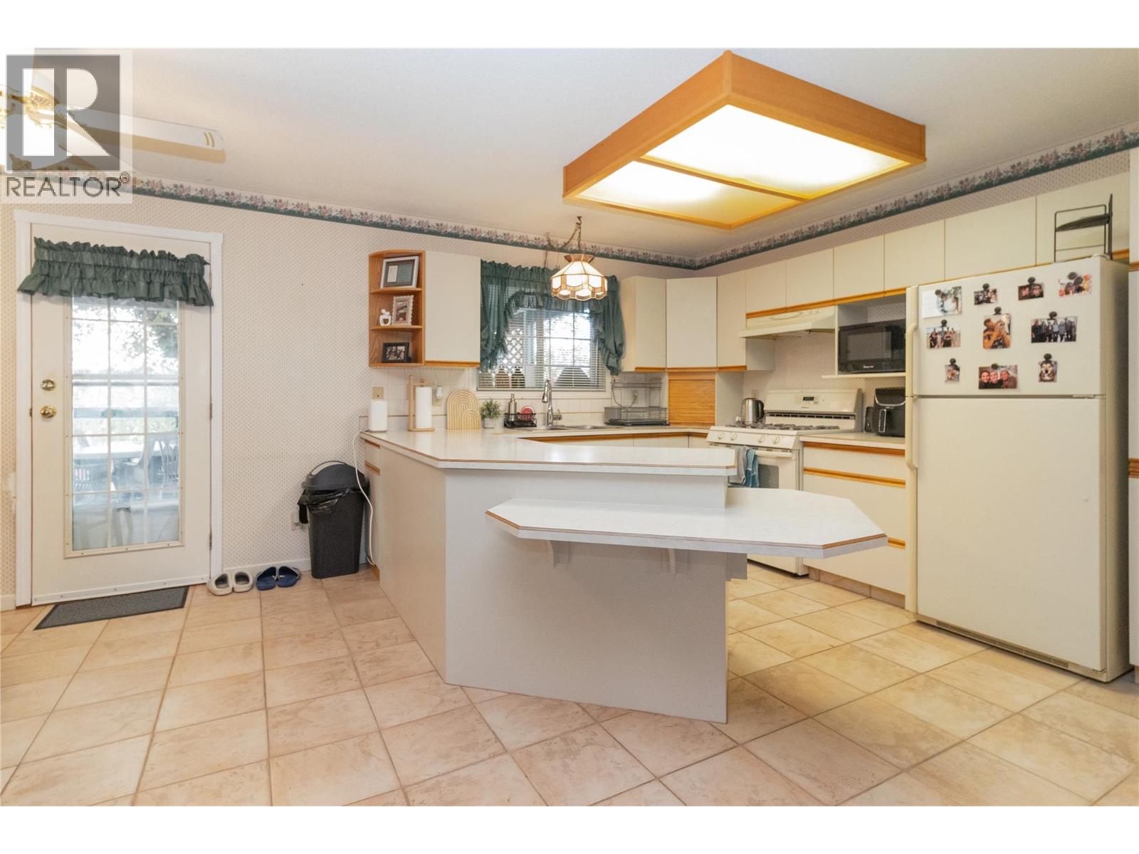  1040 Cactus Road, Kelowna