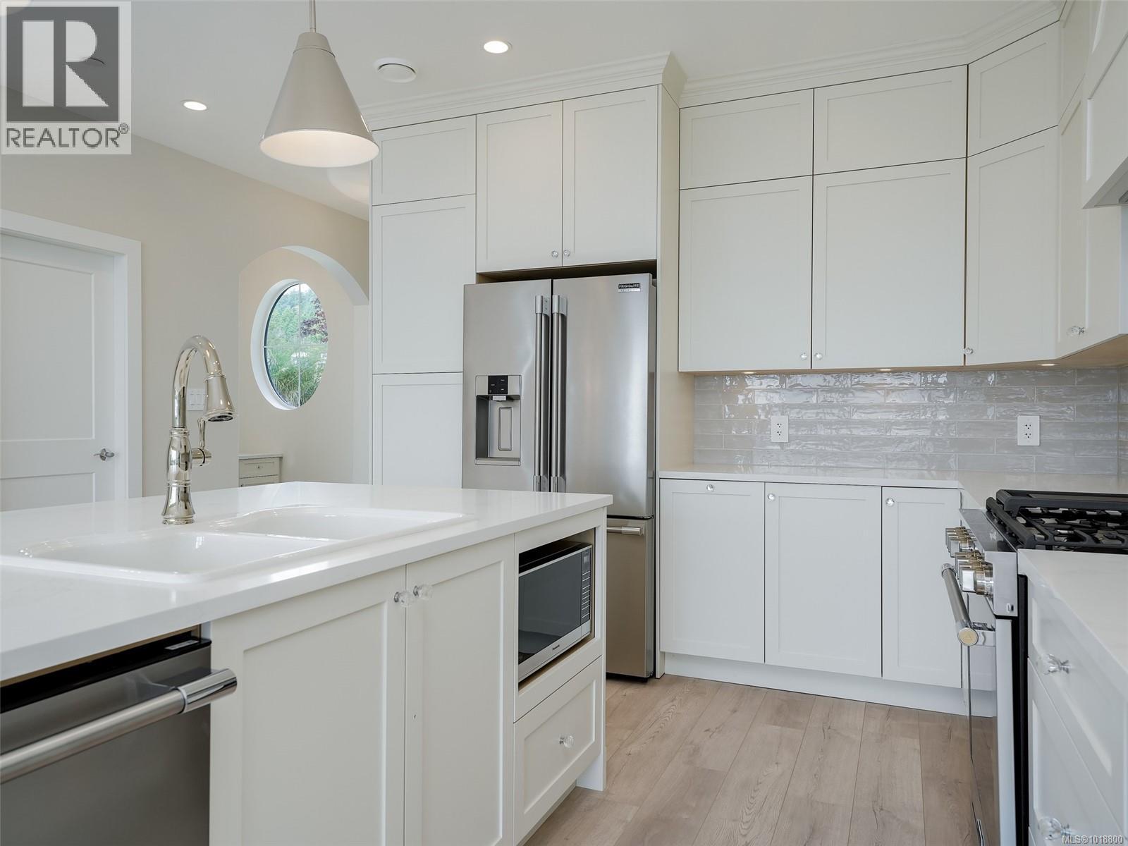 2285 Hudson Terr, Sooke