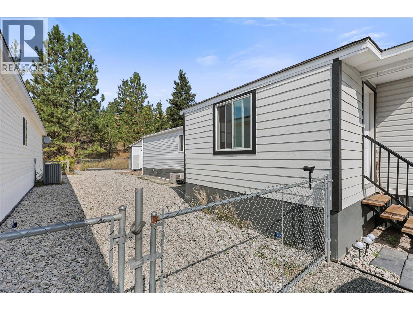 1555 HOWE Road, Kamloops - Exteriors - Photo 2