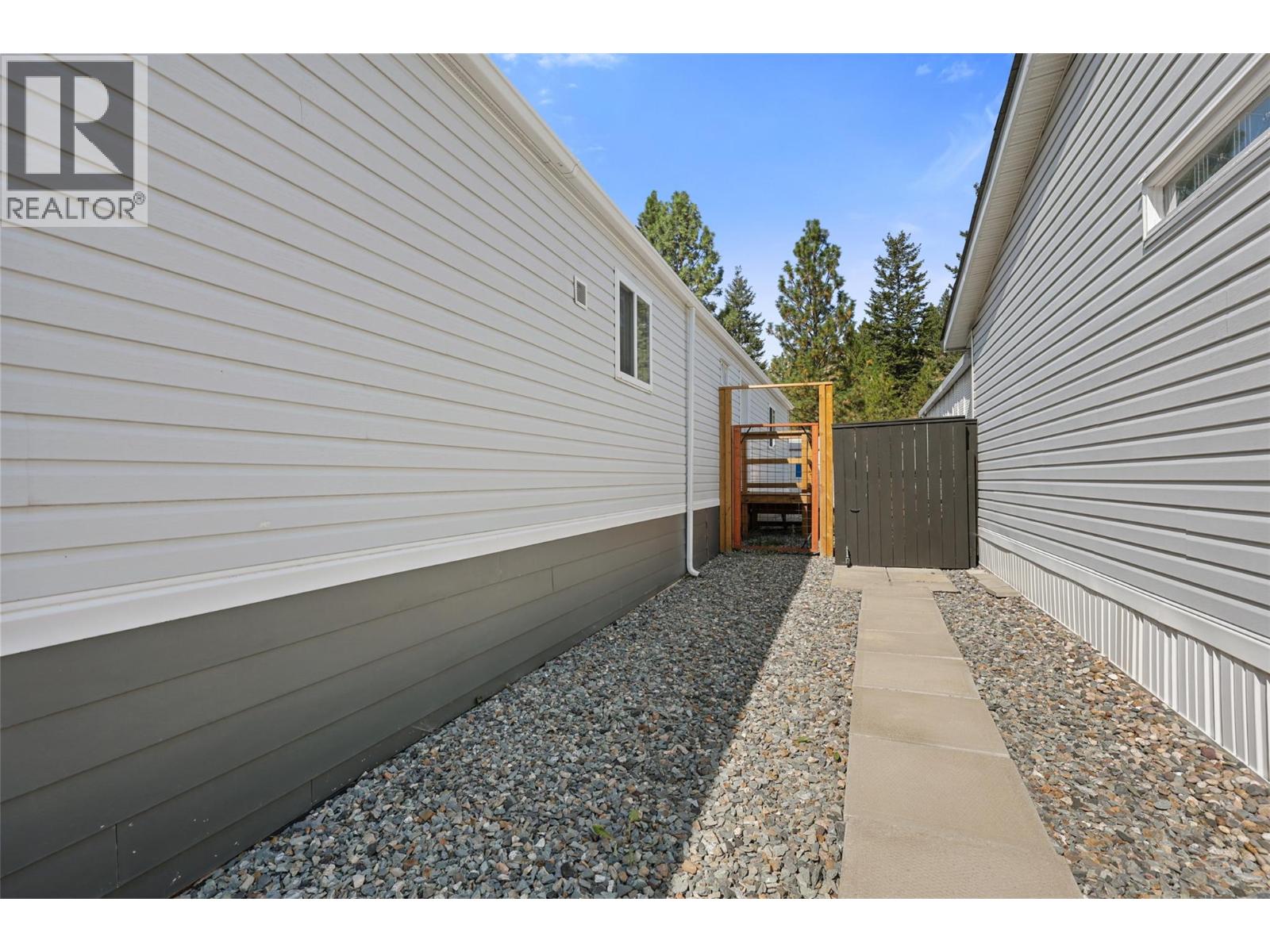 1555 HOWE Road, Kamloops - Exteriors - Photo 4
