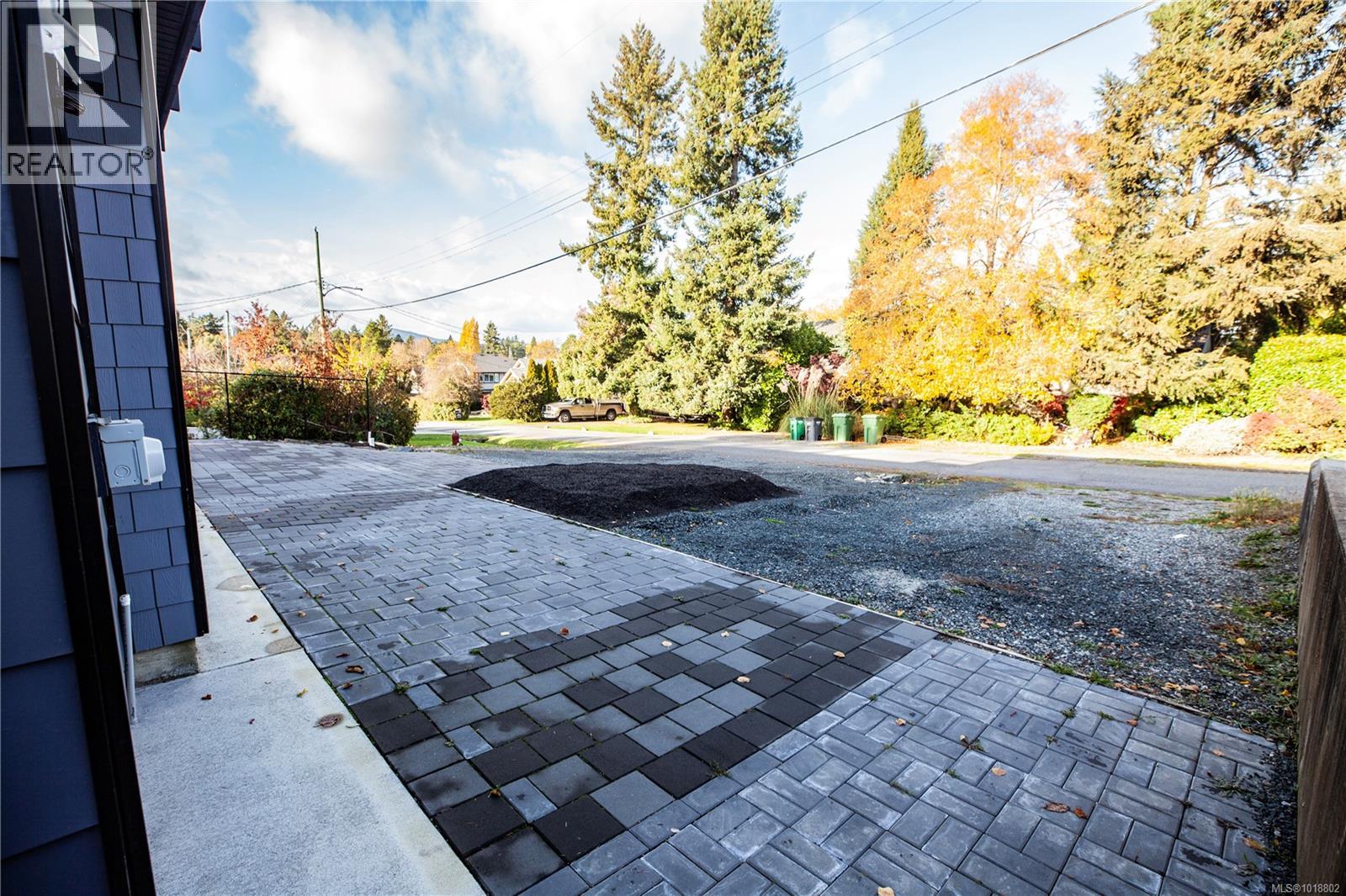  741 Snowdrop Avenue, Saanich