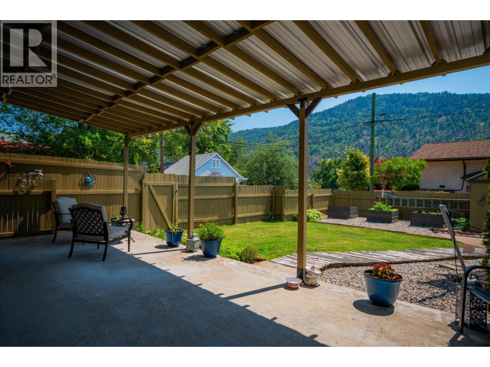 2194 SIXTH Avenue, Trail