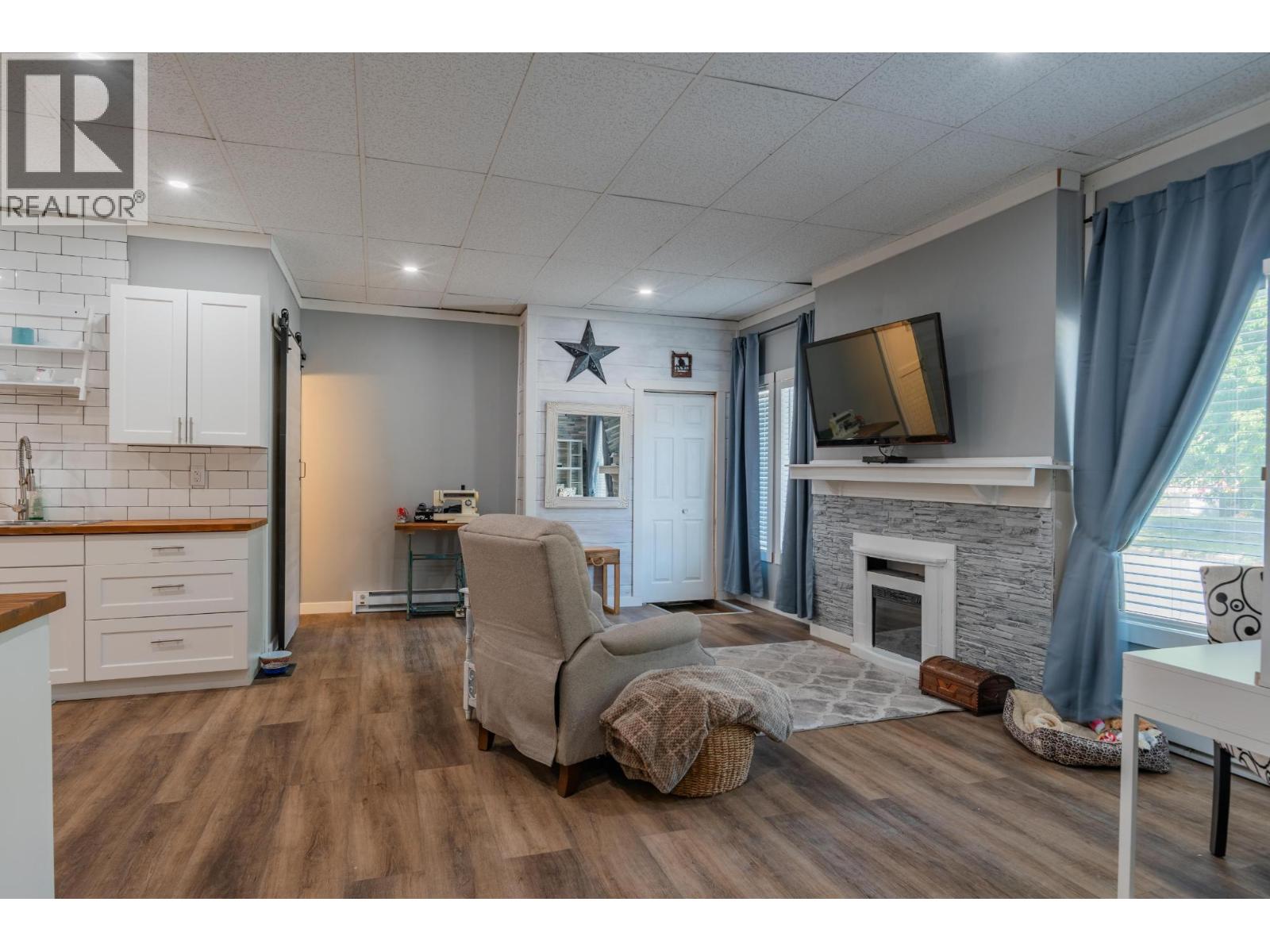 2194 SIXTH Avenue, Trail