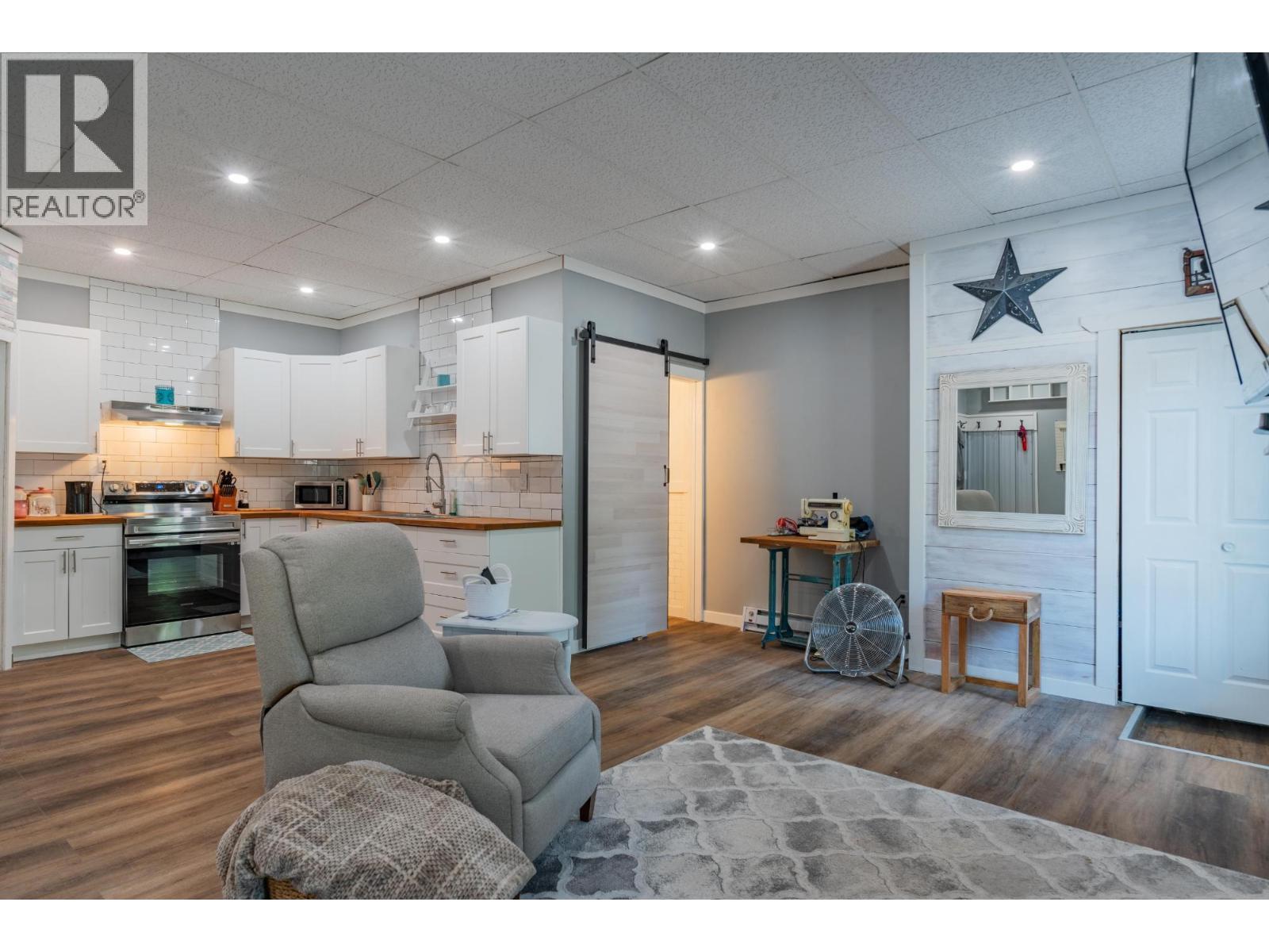 2194 SIXTH Avenue, Trail